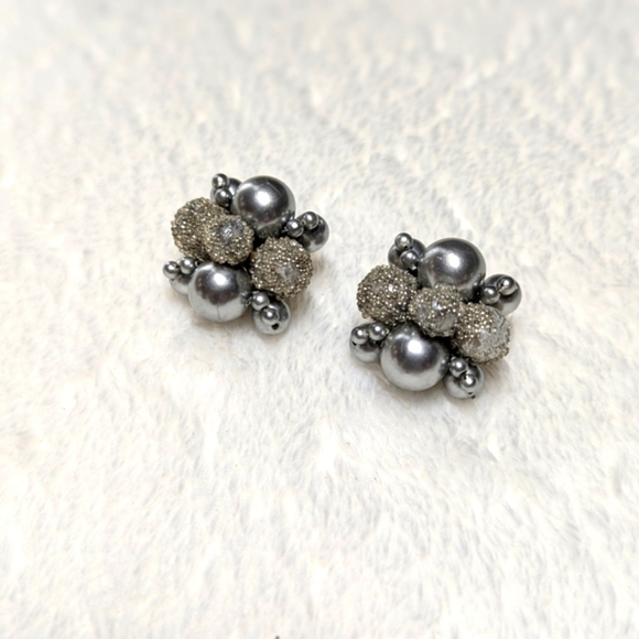 Vintage 50's Elegant Silvertone Faux Pearl Cluster Clip Earrings -Made in Japan - Picture 2 of 7
